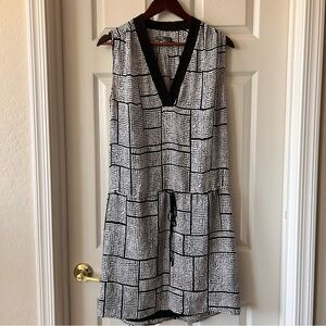 Vince Silk Sleeveless Drop-Waist Dress in Black & White Geometric Print – Size M